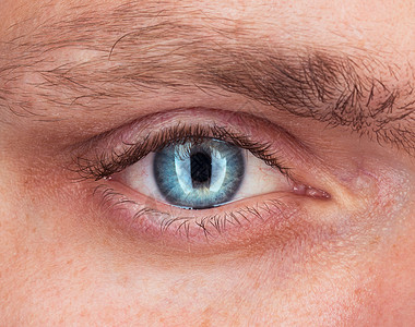 蓝眼睛贴近一个男人图片