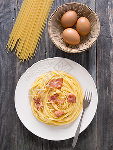 奶油传统意大利面条 carbonara 意大利面猪肉奶油状食物羊乳熏肉图片