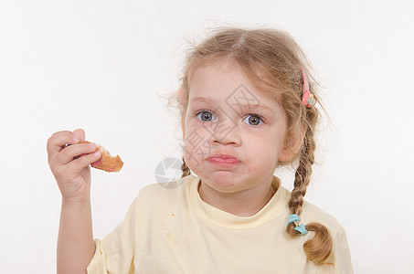 三岁女孩吃羊角面包图片