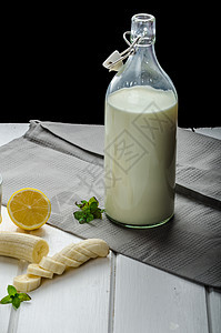 来自有机农场的家用牛奶奶油液体食物乳白色饮料蓝色玻璃瓶子水壶养分图片