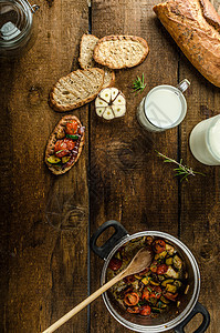Bruschetta与地中海蔬菜点心百里香桌子胡椒木头食物木板草药油炸生物图片