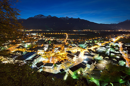 列支敦士登夜间的瓦杜兹夜幕首都丘陵山脉建筑假期房子旅行城市街道旅游图片