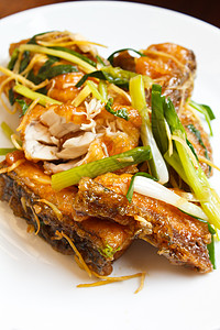 炸鱼片加姜汁餐厅洋葱蔬菜鲈鱼健康饮食鱼片饮食油炸美食绿色背景图片