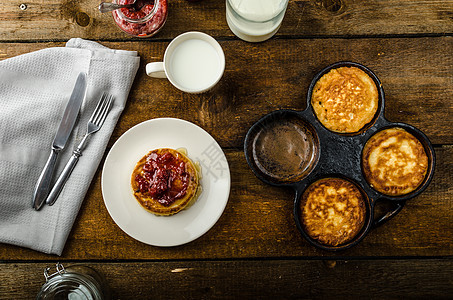以回溯风格的煎饼食物甜点黄油木头桌子木板早餐饼子营养盘子图片
