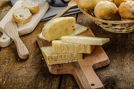 美味的成熟奶酪 香脆面包面包和葡萄酒小吃蓝色砧板芳香木板等待牛扒熟食食物奶制品图片