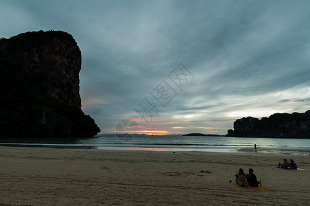 日落时人们在泰国Krabi的Railay海滩上图片