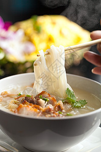 与猪猪一起的泰式汤蔬菜面条桌子饮食肉汤美食油炸筷子食物猪肉图片