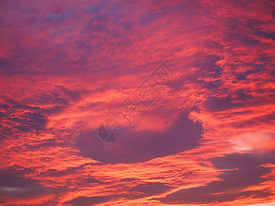 日落时红天天气多云天空粉色紫色背景图片