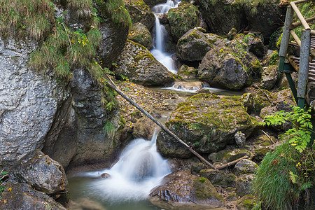 瀑布绿色旅行山脉峡谷走廊石头途径梯子吸引力踪迹图片