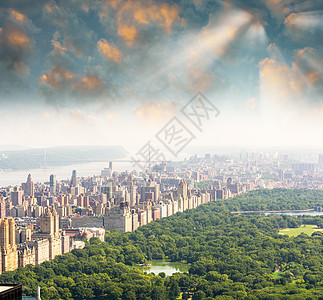 纽约市曼哈顿中央公园上美丽的日落天空图片
