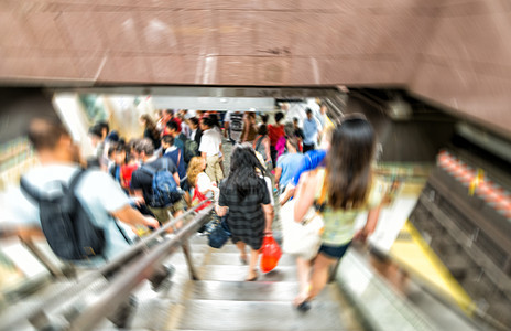 地铁站人群快速移动的模糊场景图片