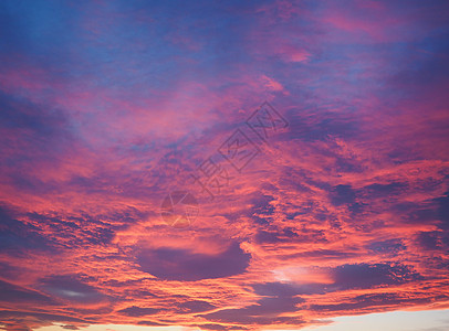 日落时红天多云粉色紫色天空天气背景图片