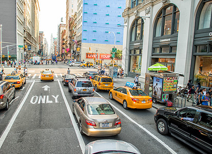 纽约市 - 6 月 112013 年出租车沿着城市街道加速图片