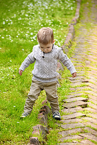 Trendy 2岁男孩在公园玩耍图片