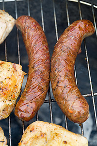 在烤架上用美味的烤肉烧烤牛扒木炭火焰野餐家禽小鸡派对美食用餐食谱图片