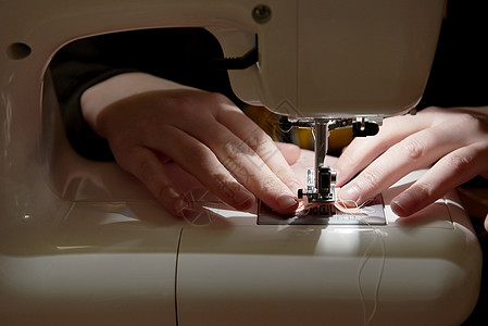 缝织机织物纺织品衣服机器裁剪拼接针线缝纫劳动补丁高清图片