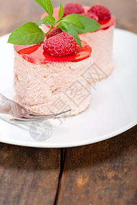 新鲜草莓蛋糕甜点奶油覆盆子配料鞭打蛋糕浆果美食糕点薄荷水果图片