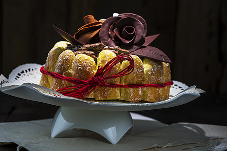 漂亮的装饰巧克力蛋糕和玫瑰花美食巧克力食物小吃饼干蛋糕咖啡糕点奶油丝带图片