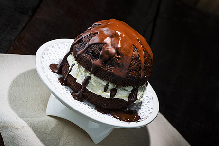 与中间的Cream在托盘上的巧克力蛋糕盘子生日桌子香草面包奶油磨砂庆典馅饼美食图片