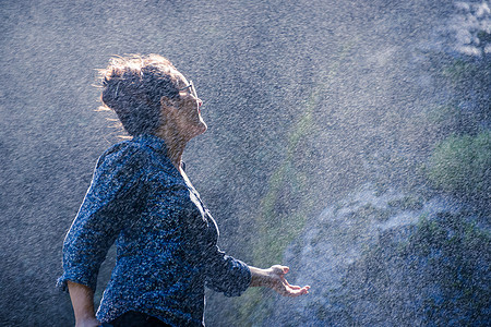站在瀑瀑瀑边的尼泊尔妇女水平玻璃喷雾太阳镜衬衫岩石女孩蓝色瀑布水滴图片