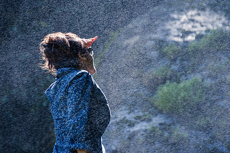 站在瀑瀑瀑边的尼泊尔妇女蓝色太阳镜衬衫瀑布女孩阴影岩石玻璃喷雾女士图片