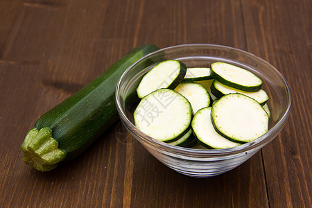 木头碗上的Zucchini切片图片