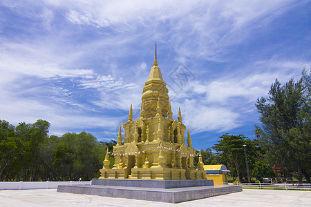 在高三井Koh Samui的河边历史地标艺术纪念碑旅游崇拜宗教佛教徒旗帜文化图片