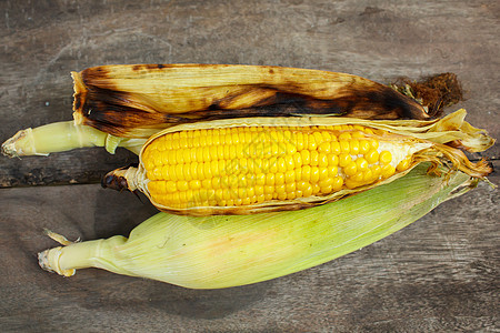 烧焦的玉米在木本底农场收成棒子面谷物营养食物木头粮食桌子饮食图片