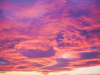 日落时红天紫色天气多云天空粉色背景图片