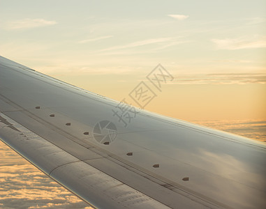 空中飞机在飞行中的天翼飞行平流层场景翅膀目的地气象空气飞机运输日落天气图片