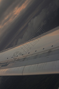 空中飞机在飞行中的天翼飞行空气日出天气平流层飞机飞机场飞行器蓝色平民目的地图片