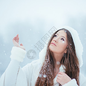 等待雪雪的到来戏服长发女孩女士服装乐趣女性雨披天空雪花图片