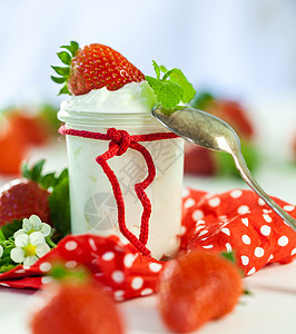 新鲜草莓 有健康的酸奶甜点饮食圆点餐巾树叶茶点国家早餐玻璃乡村图片