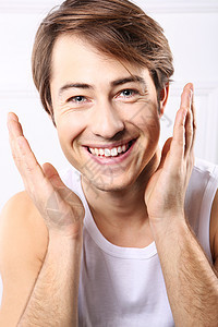 刮胡子后 英俊的年轻男子 被施在皮肤上大块头微笑奶油洗剂化妆品男人男士香味瓶子面部图片