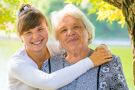 年轻女孩拥抱她深爱的祖母图片