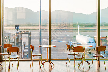 飞机餐厅机场和飞机视图中的空咖啡厅桌位背景