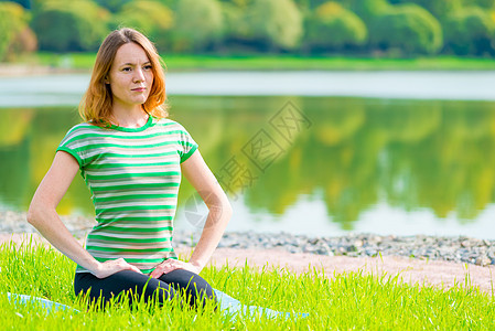 穿着绿色T恤的女孩 在大草地上玩运动图片
