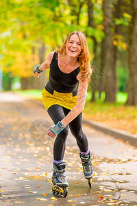 在秋天公园一号 滑溜溜的笑女孩图片
