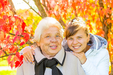 欢乐快乐的姑娘和她的祖母图片