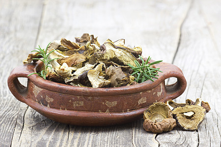 碗里的干蘑菇柳条生长植物收成迷迭香菌类雨后春笋草本植物食物季节图片