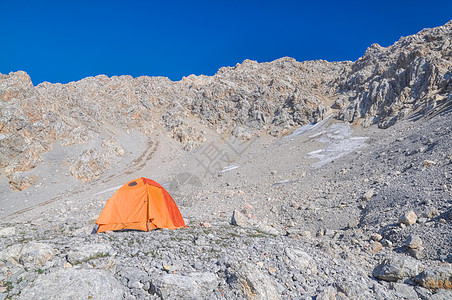 吉尔吉斯斯坦山峰风景山脉橙子营地岩石远足旅行帐篷丘陵图片