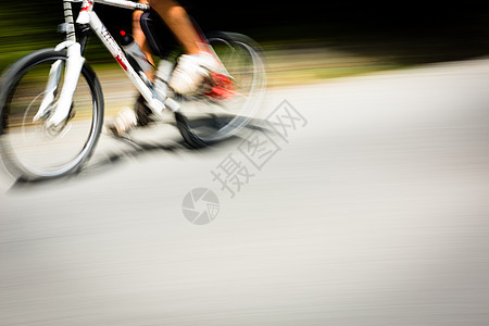 快速行驶的公路自行车(运动模糊技术)图片