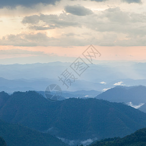 覆盖着雾雾的山岳农村风景蓝色太阳场景日出爬坡阳光旅行顶峰图片