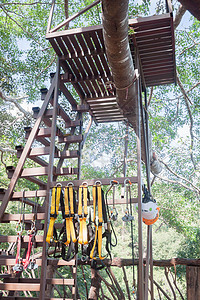 攀爬树安全设备天篷登山力量运动森林蓝色电缆细绳头盔绳索图片