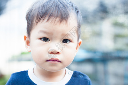 看着摄像机的小小亚洲男孩命令男生儿子眼睛儿童男性快乐手指乐趣公园图片