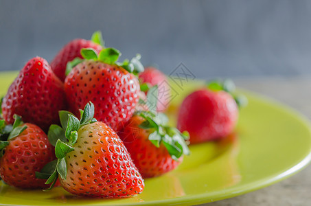 盘上红草莓养分生活绿色食物水果红色盘子背景图片