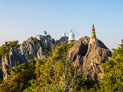 山上的塔塔地点旅游岩石地方树木蓝天历史寺庙佛教徒宗教图片