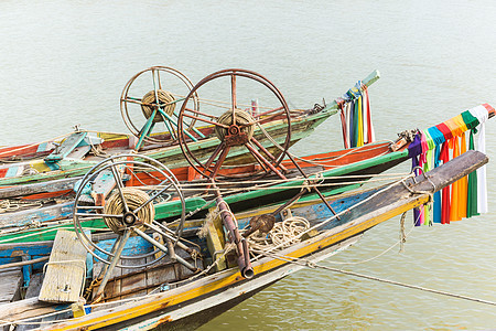 渔船漂浮渔业渔夫船头鼓舞运输码头车轮港口木头图片
