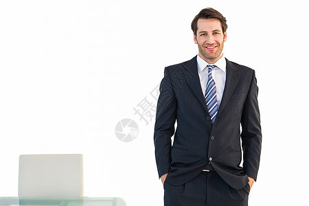 带着手站在口袋里站着的笑脸商务人士人士短发棕色男人领带公司套装商务桌子双手图片