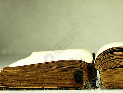 旧的 开着的书 有受损的封面历史文学阅读教育故事古董字典学校智慧图书馆图片